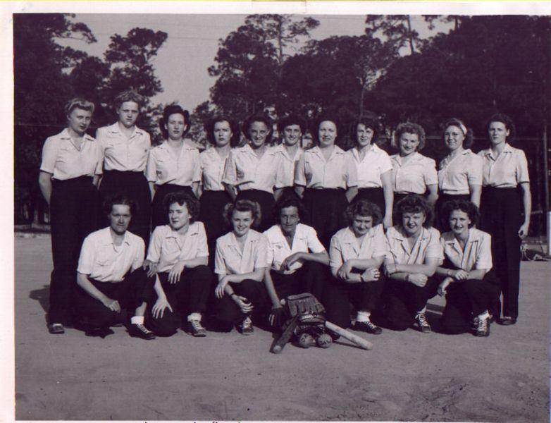 WAC Softball 1943.jpg